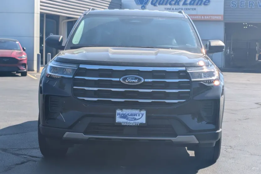 2025 Ford Explorer photo 1