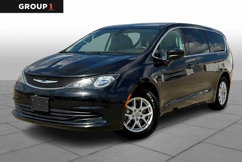 2017 Chrysler Pacifica Touring photo 1