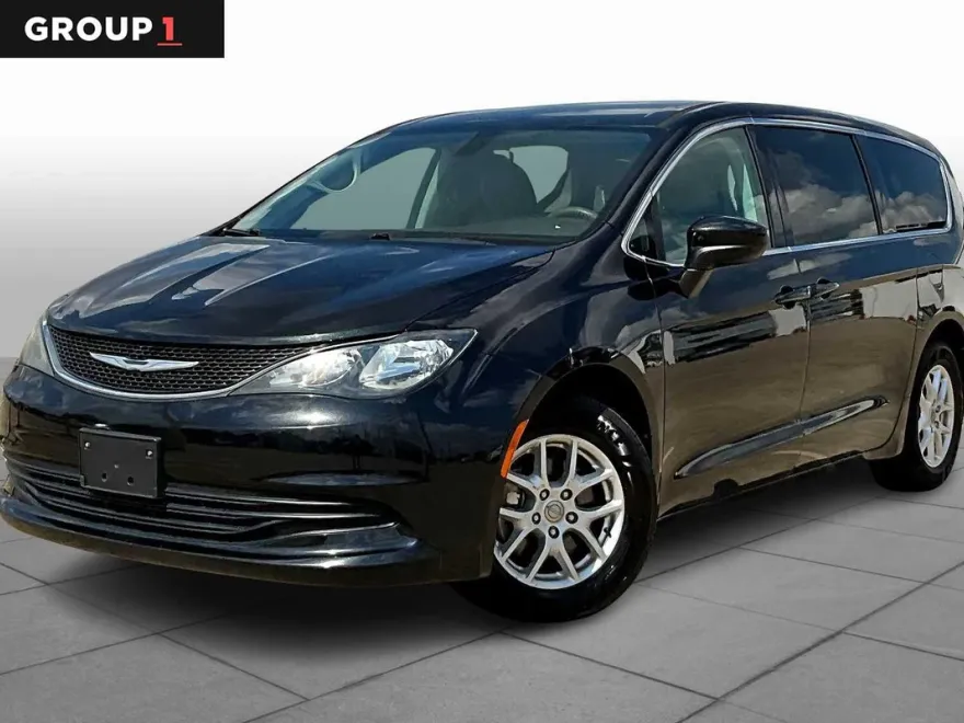 2017 Chrysler Pacifica Touring photo 1