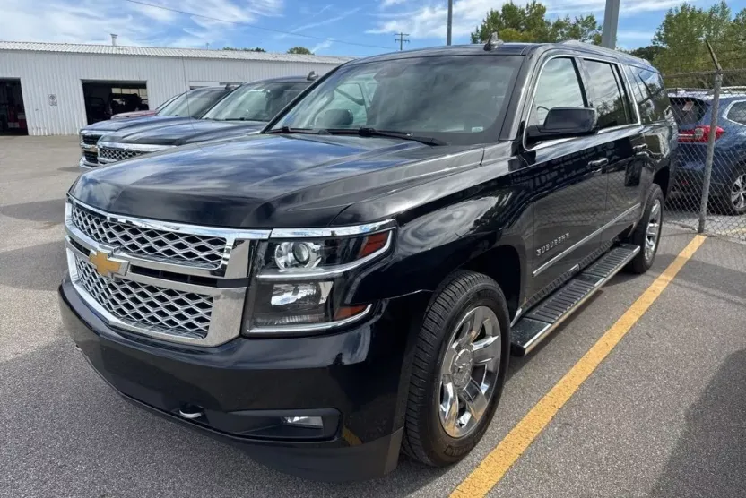 2017 Chevrolet Suburban LT photo 1