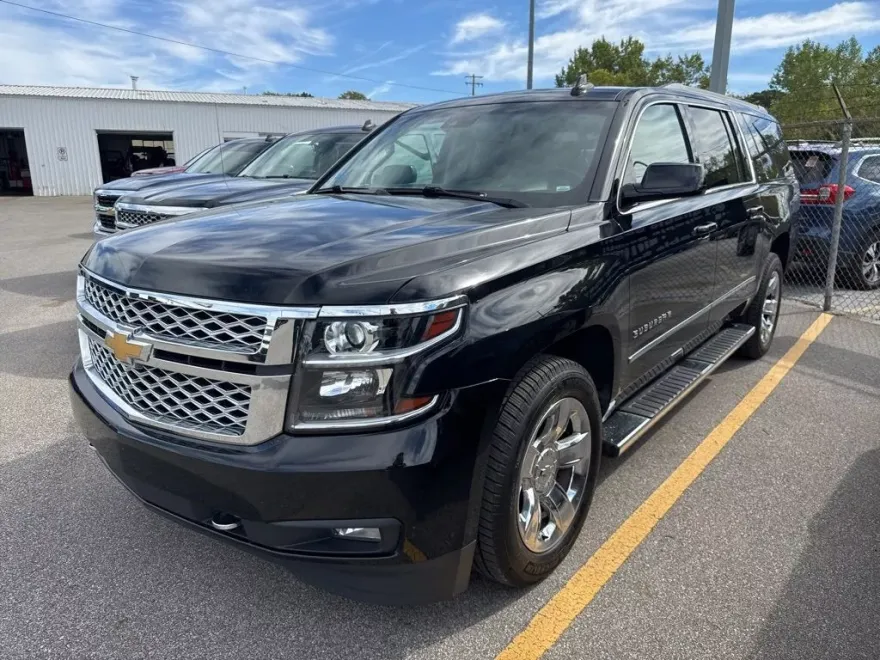2017 Chevrolet Suburban LT photo 1