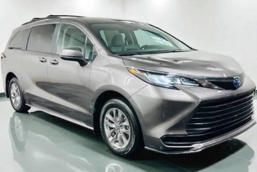 2022 Toyota Sienna LE photo 1