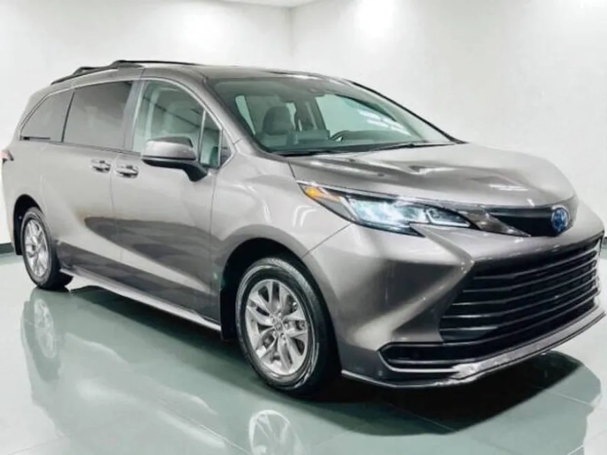 2022 Toyota Sienna LE photo 1