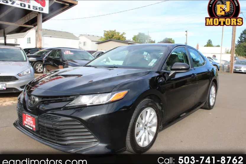 2019 Toyota Camry SE XLE photo 1