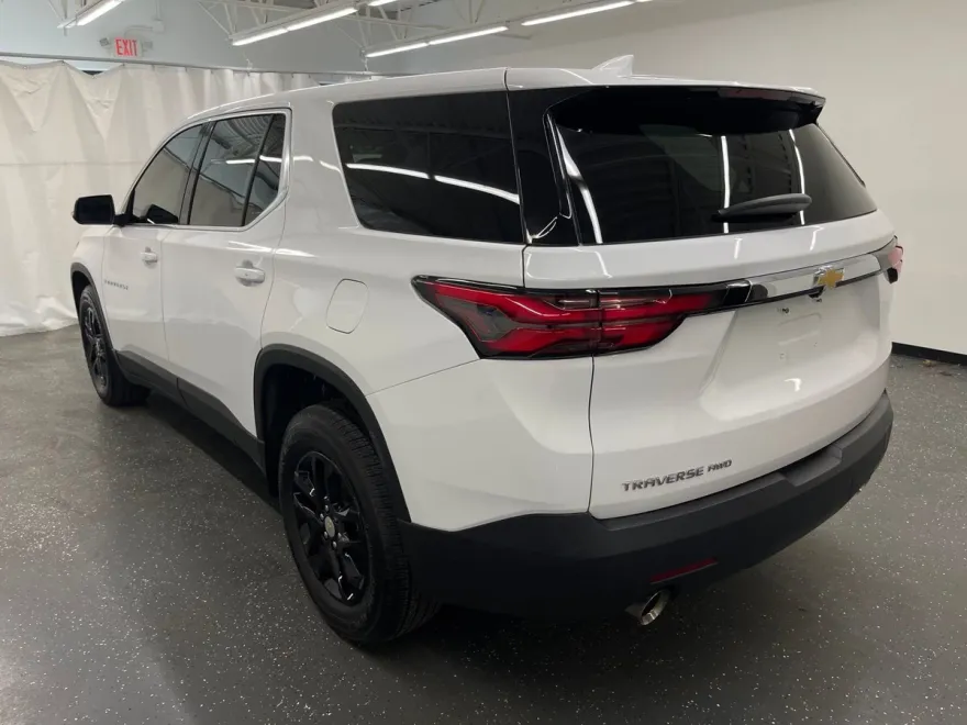 2023 Chevrolet Traverse LS photo 1