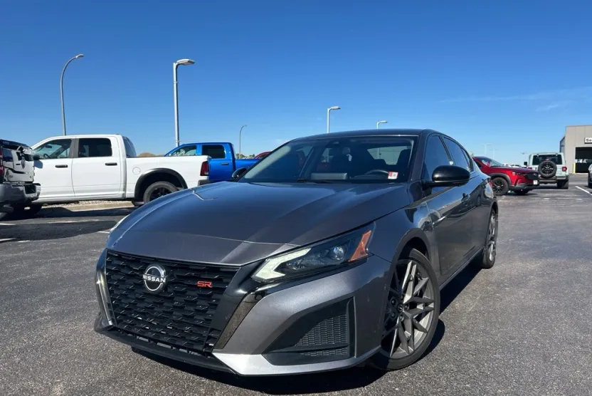 2023 Nissan Altima SR photo 1