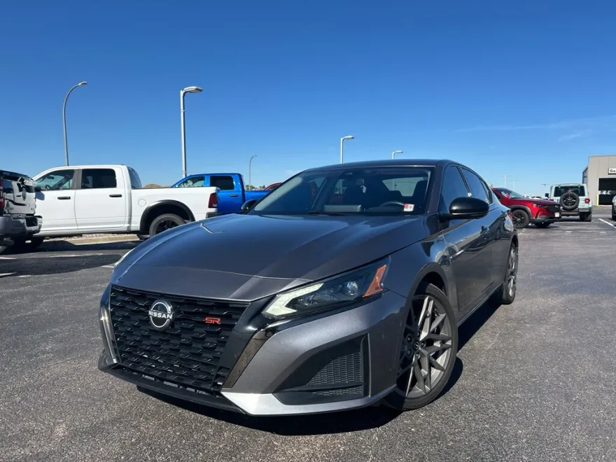 2023 Nissan Altima SR photo 1