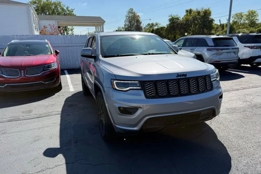 2021 Jeep Grand Cherokee Laredo photo 1