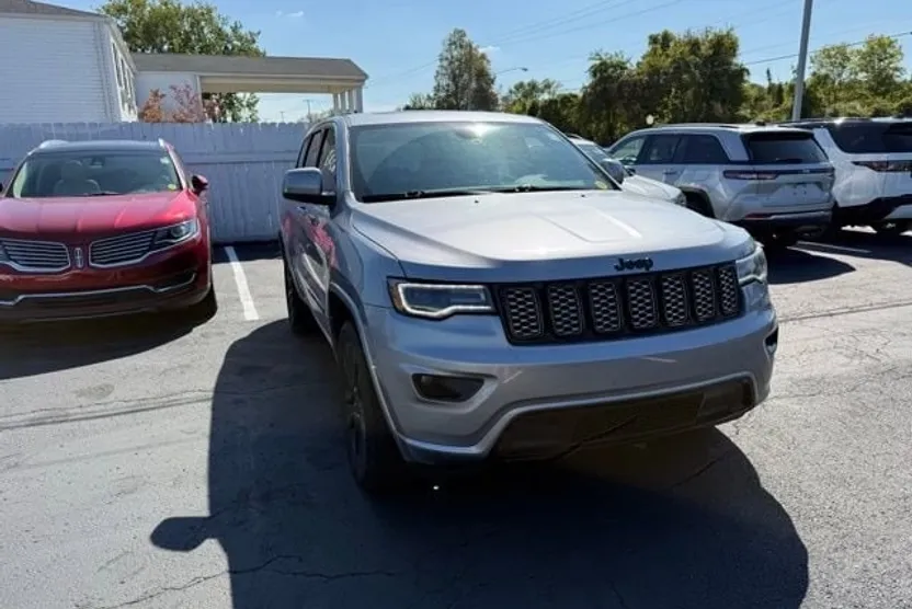 2021 Jeep Grand Cherokee Laredo photo 1