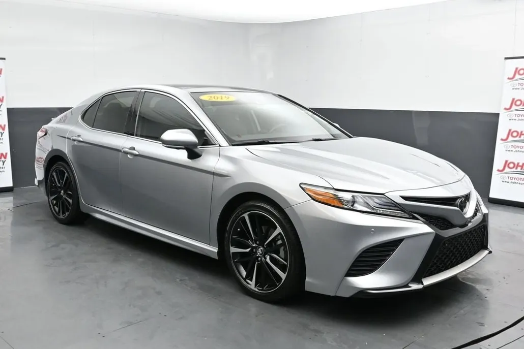 2019 Toyota Camry XSE photo 1