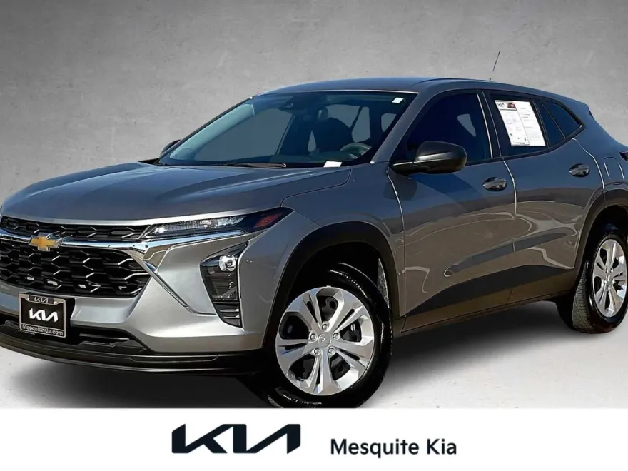 2025 Chevrolet Trax LS photo 1