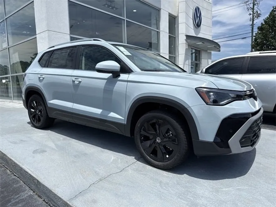2025 Volkswagen Taos SE photo 1