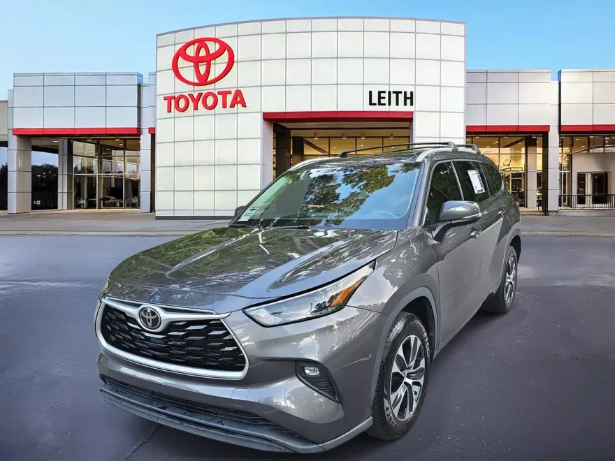 2022 Toyota Highlander XLE photo 1