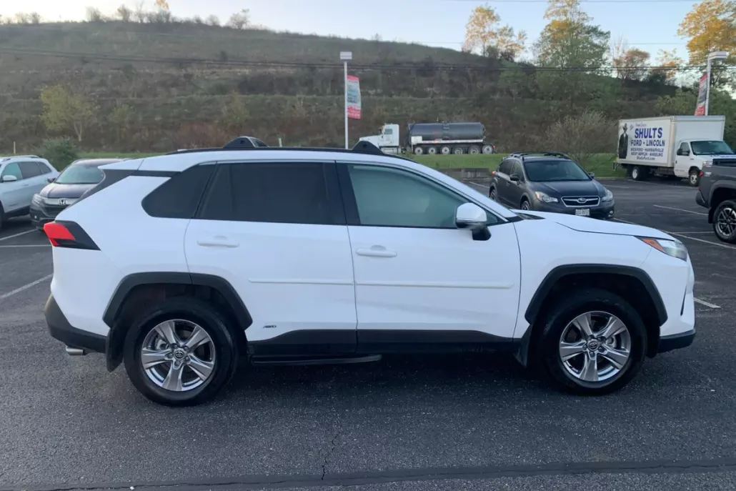 2024 Toyota RAV4 Hybrid XLE photo 1