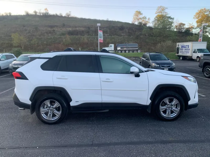 2024 Toyota RAV4 Hybrid XLE photo 1