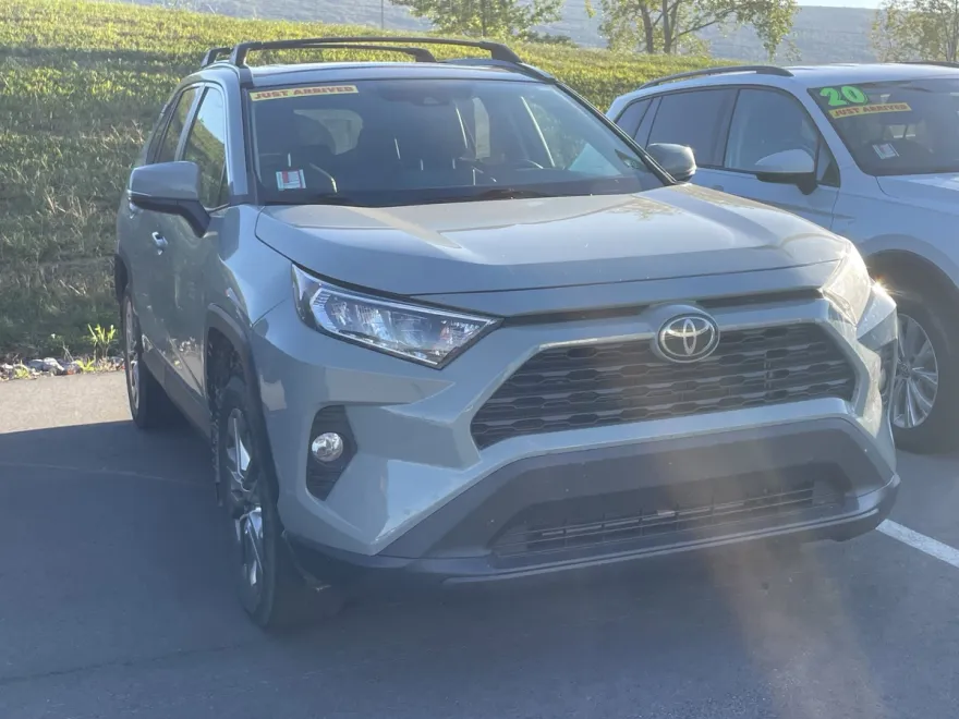 2019 Toyota RAV4 XLE Premium photo 1