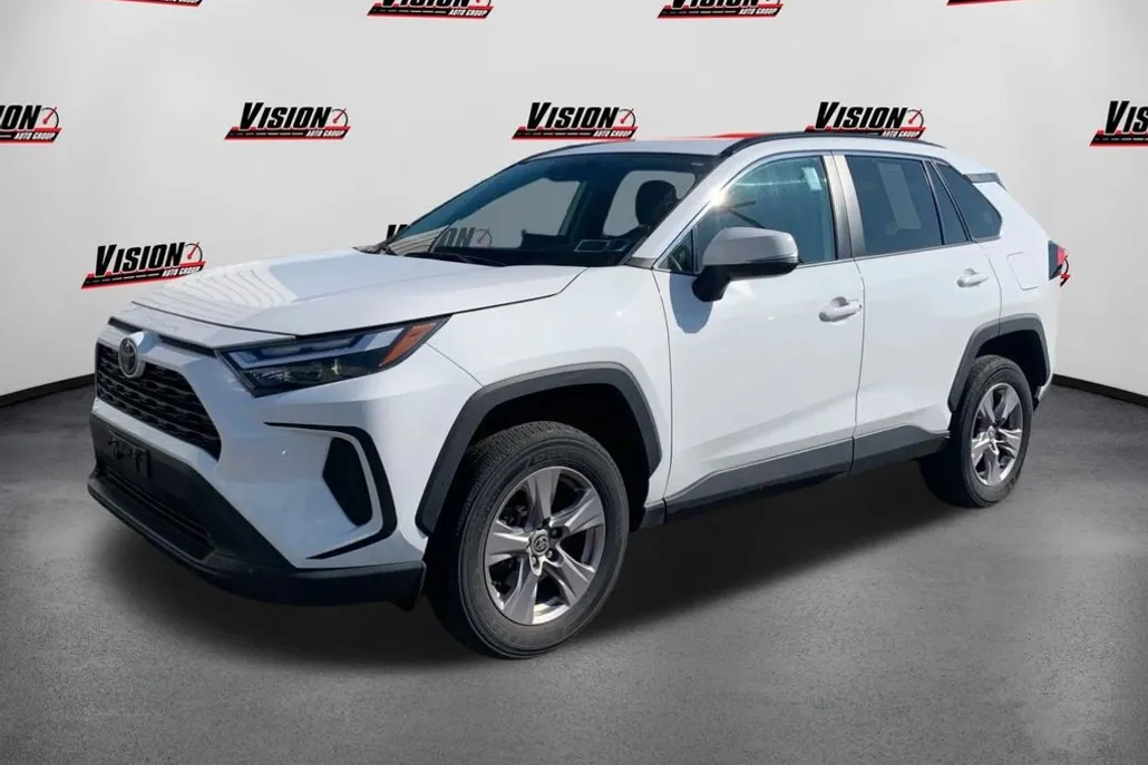 2022 Toyota RAV4 XLE photo 1