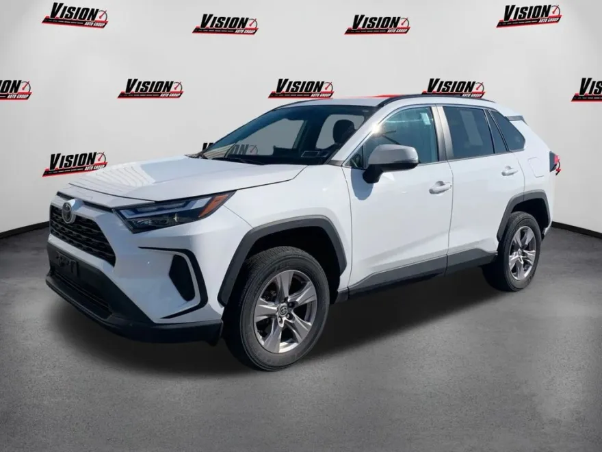 2022 Toyota RAV4 XLE photo 1