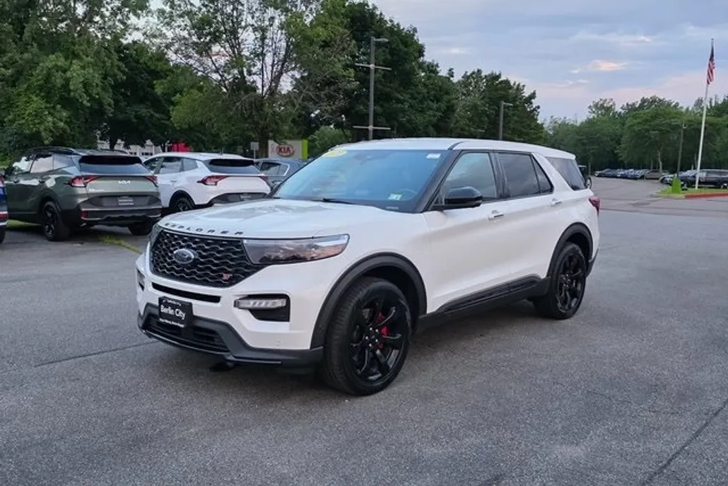 2022 Ford Explorer ST photo 1