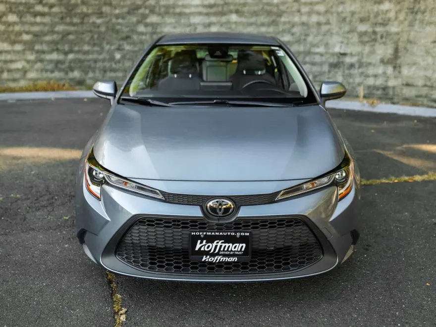 2022 Toyota Corolla LE photo 1