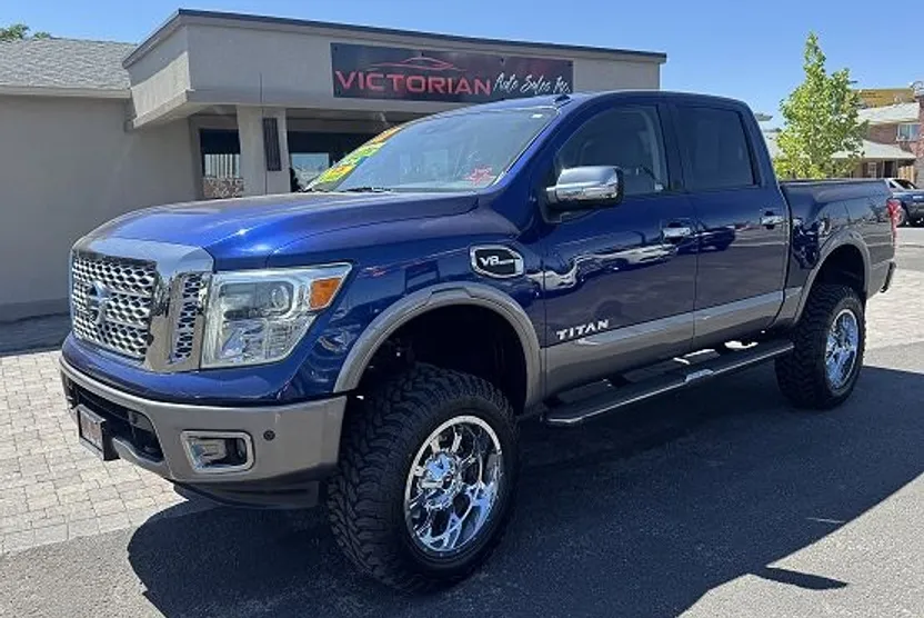 2017 Nissan Titan Crew Cab Platinum Reserve photo 1
