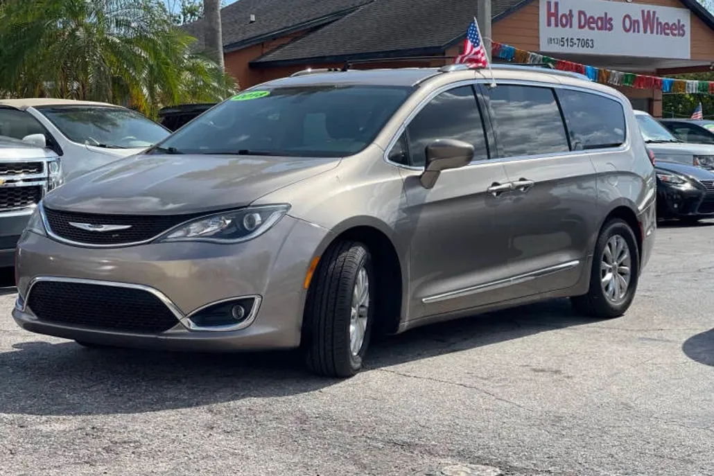 2018 Chrysler Pacifica Touring L photo 1