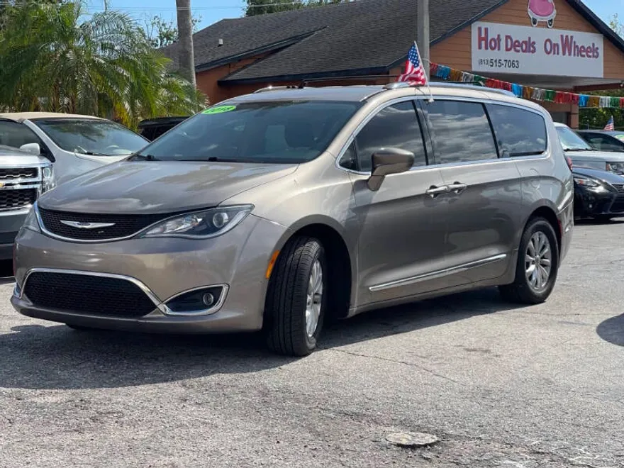 2018 Chrysler Pacifica Touring L photo 1