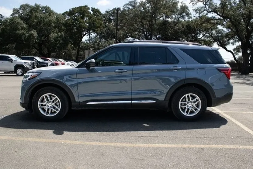 2025 Ford Explorer photo 1