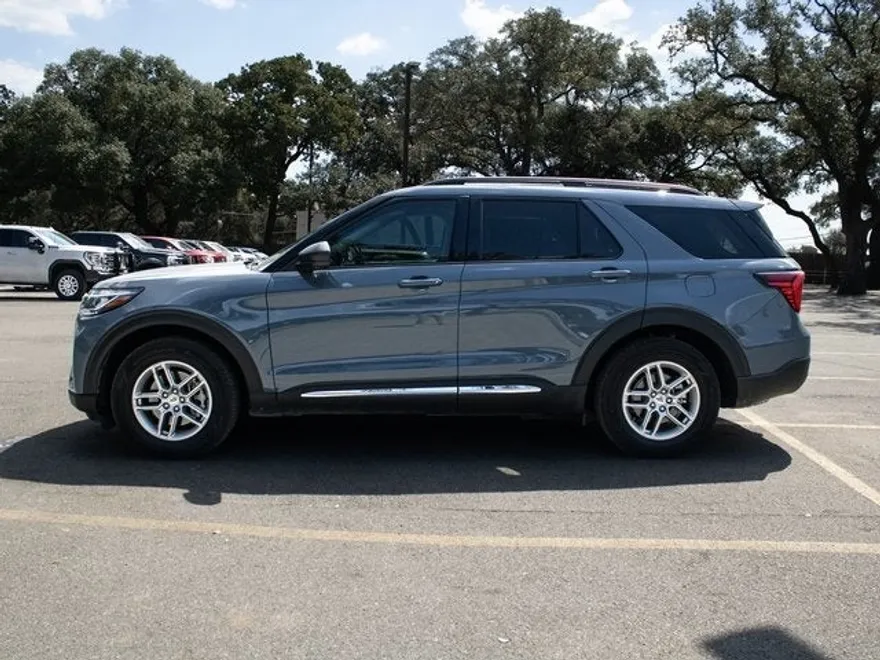 2025 Ford Explorer photo 1