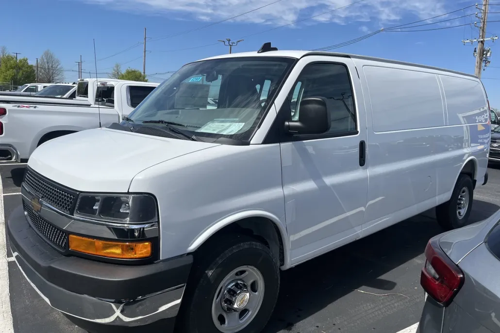 2025 Chevrolet Express Cargo 3500 photo 1