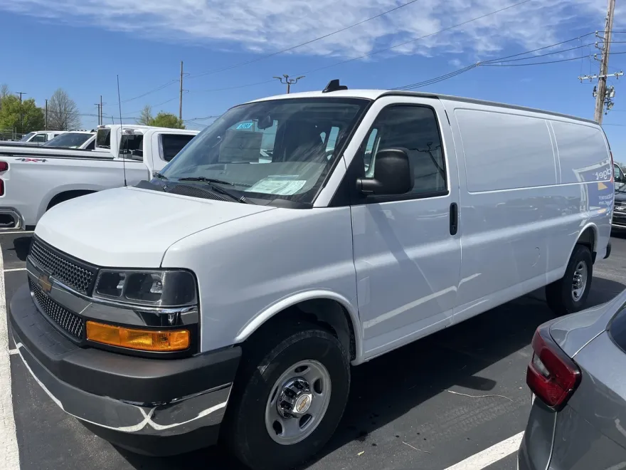 2025 Chevrolet Express Cargo 3500 photo 1