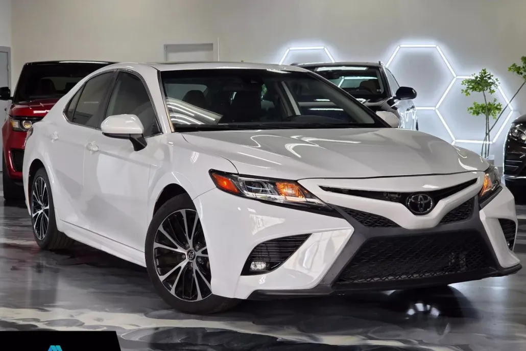 2020 Toyota Camry SE photo 1