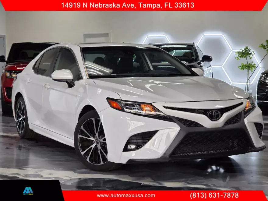 2020 Toyota Camry SE photo 1