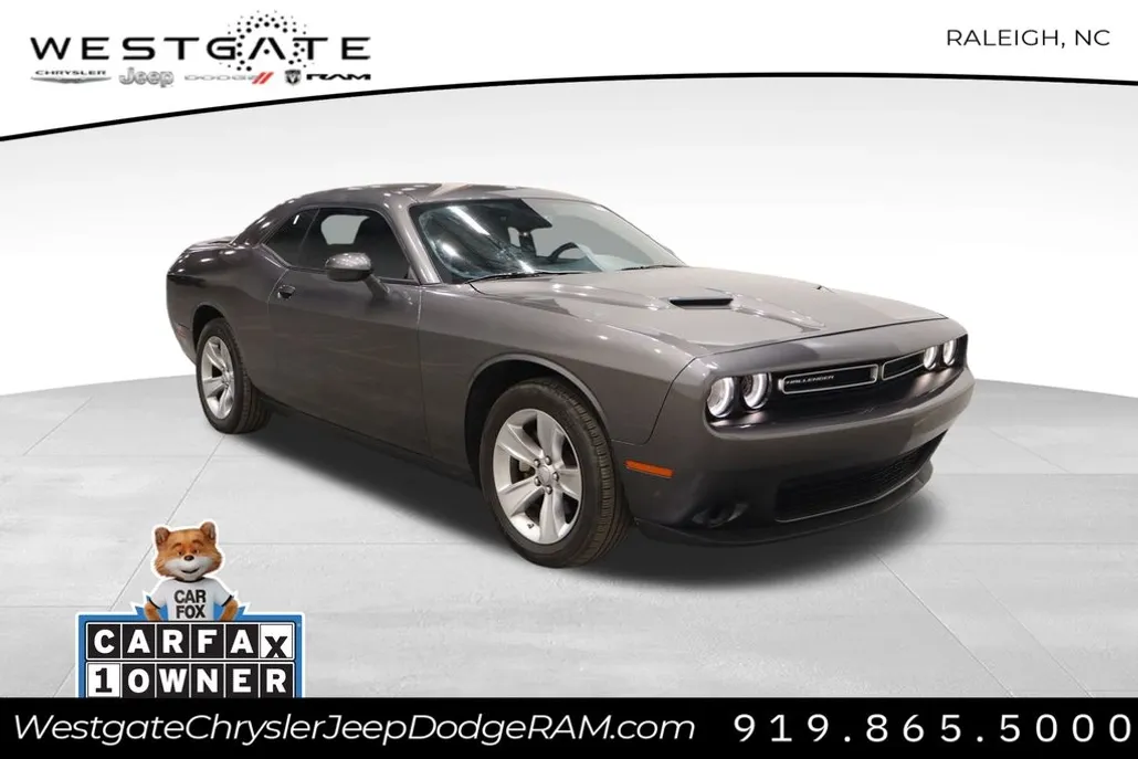 2022 Dodge Challenger SXT photo 1