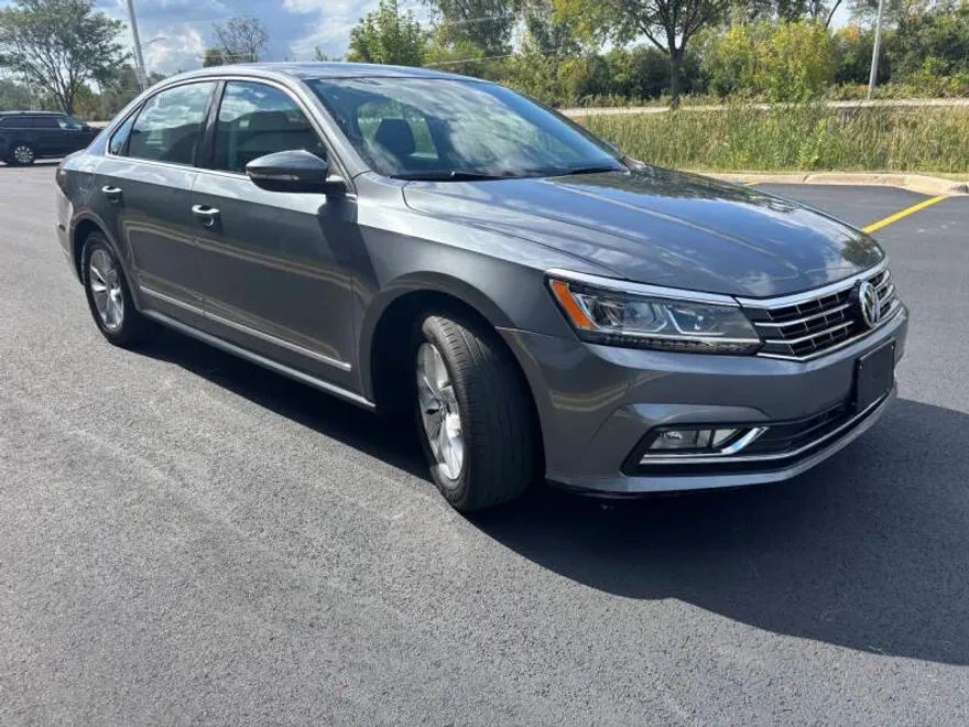 2016 Volkswagen Passat S photo 1