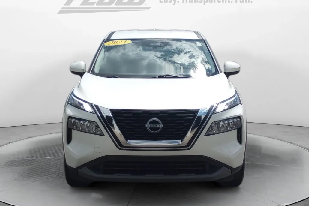 2023 Nissan Rogue SV photo 1