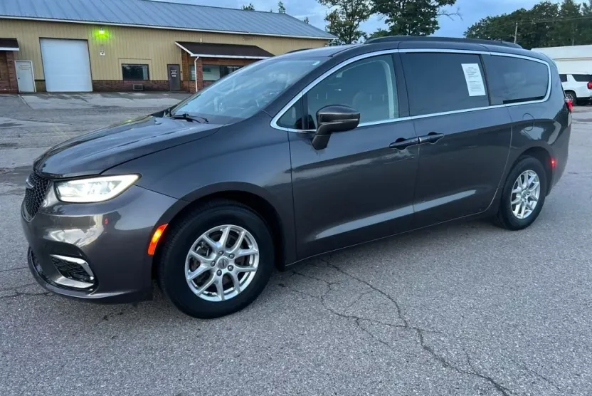 2022 Chrysler Pacifica Touring L photo 1