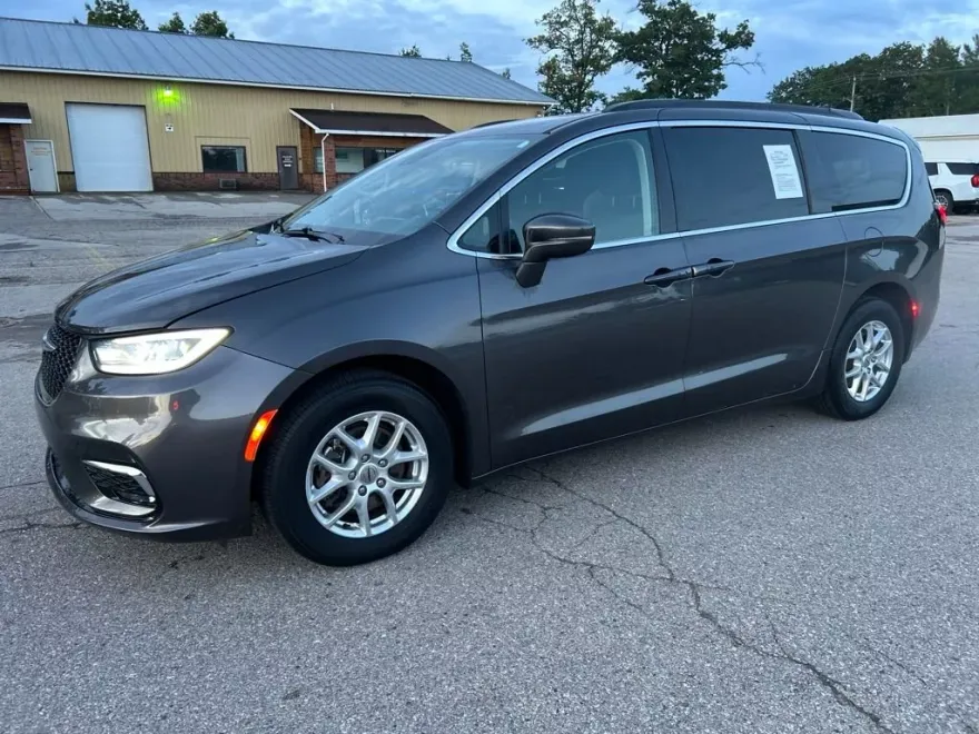 2022 Chrysler Pacifica Touring L photo 1