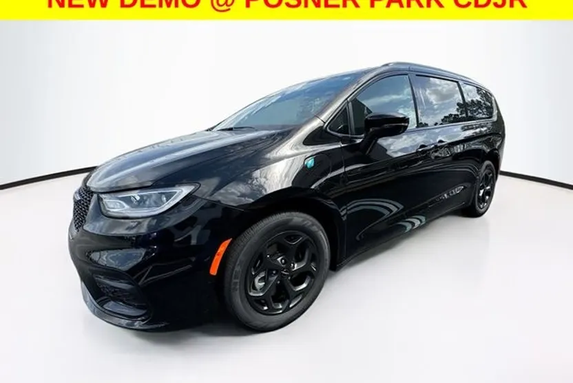 2025 Chrysler Pacifica Hybrid S Appearance photo 1