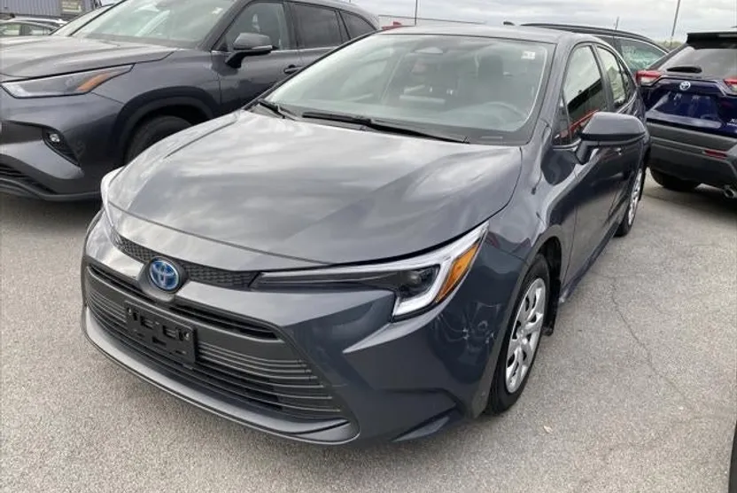 2025 Toyota Corolla LE photo 1