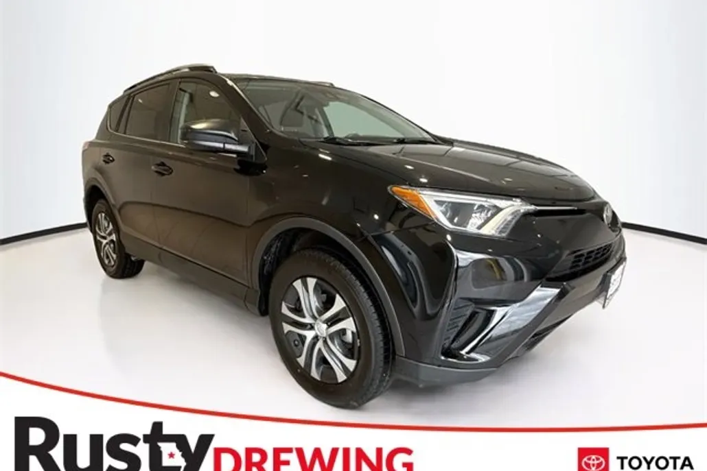 2017 Toyota RAV4 LE photo 1