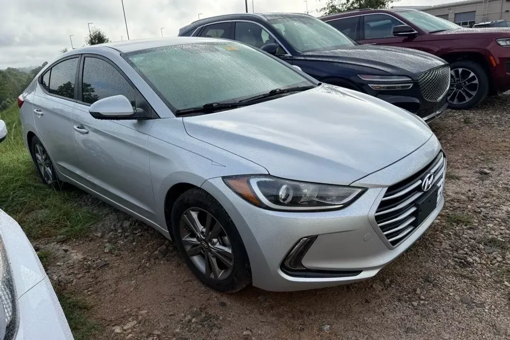 2017 Hyundai Elantra SE photo 1