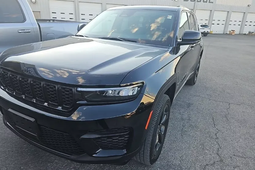 2023 Jeep Grand Cherokee Altitude photo 1