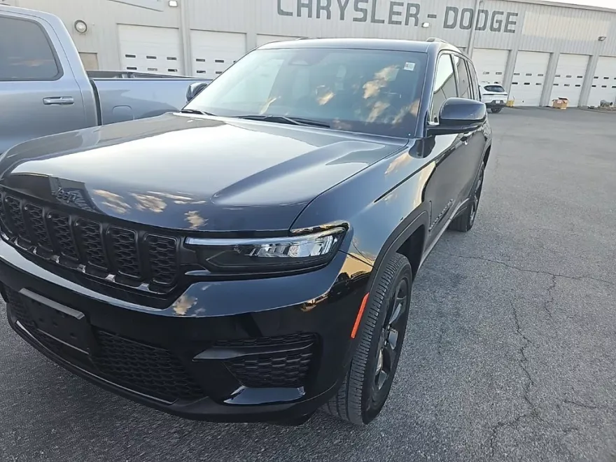 2023 Jeep Grand Cherokee Altitude photo 1