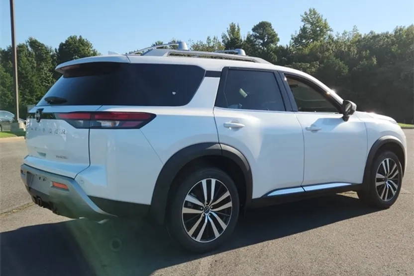2025 Nissan Pathfinder Platinum photo 1
