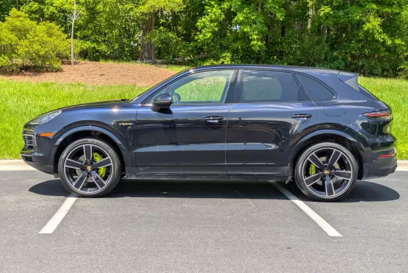 2022 Porsche Cayenne Platinum Edition E-Hybrid photo 1