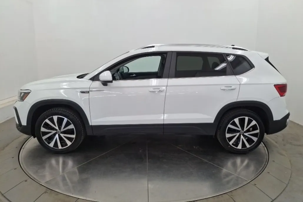 2023 Volkswagen Taos SE photo 1