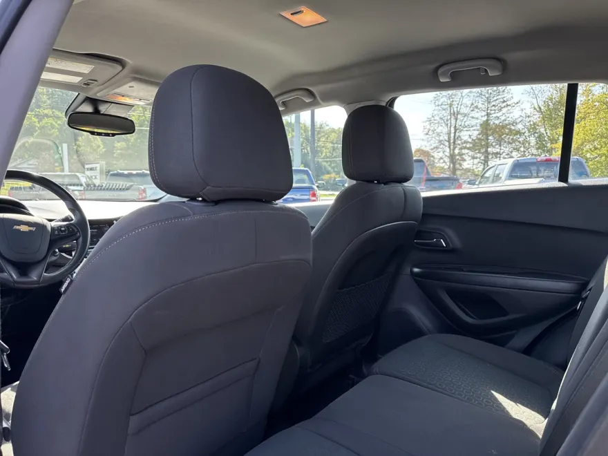 2021 Chevrolet Trax LS photo 1