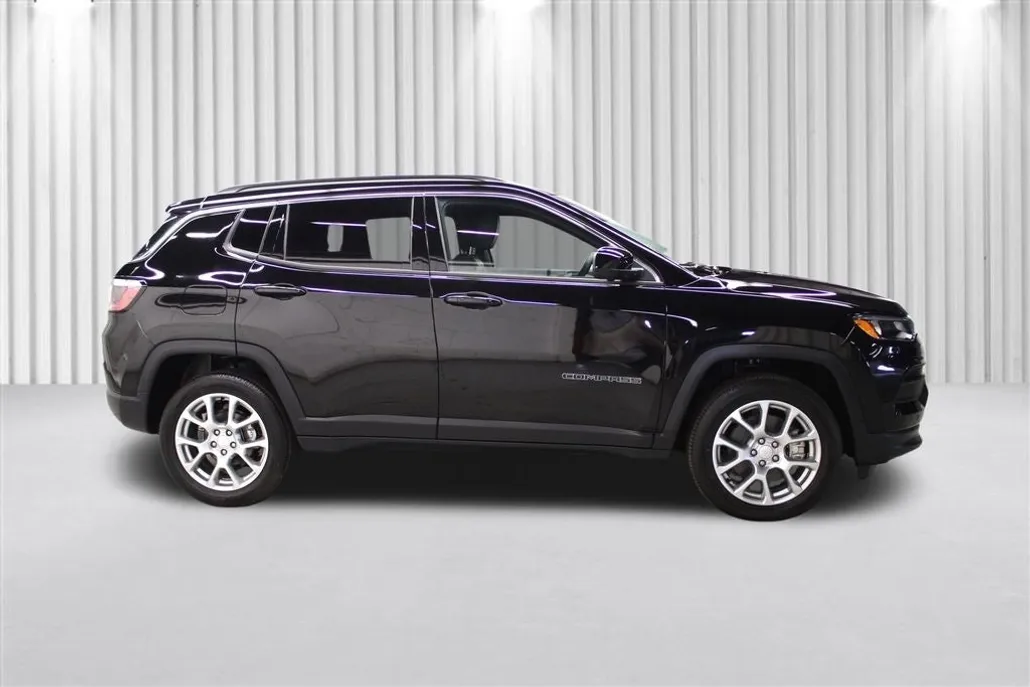 2024 Jeep Compass Latitude Lux photo 1