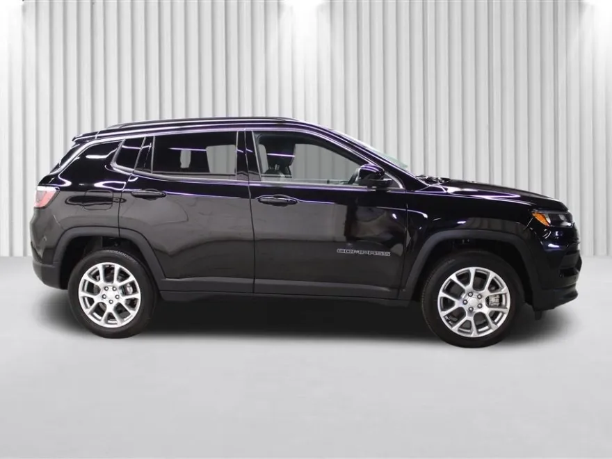 2024 Jeep Compass Latitude Lux photo 1